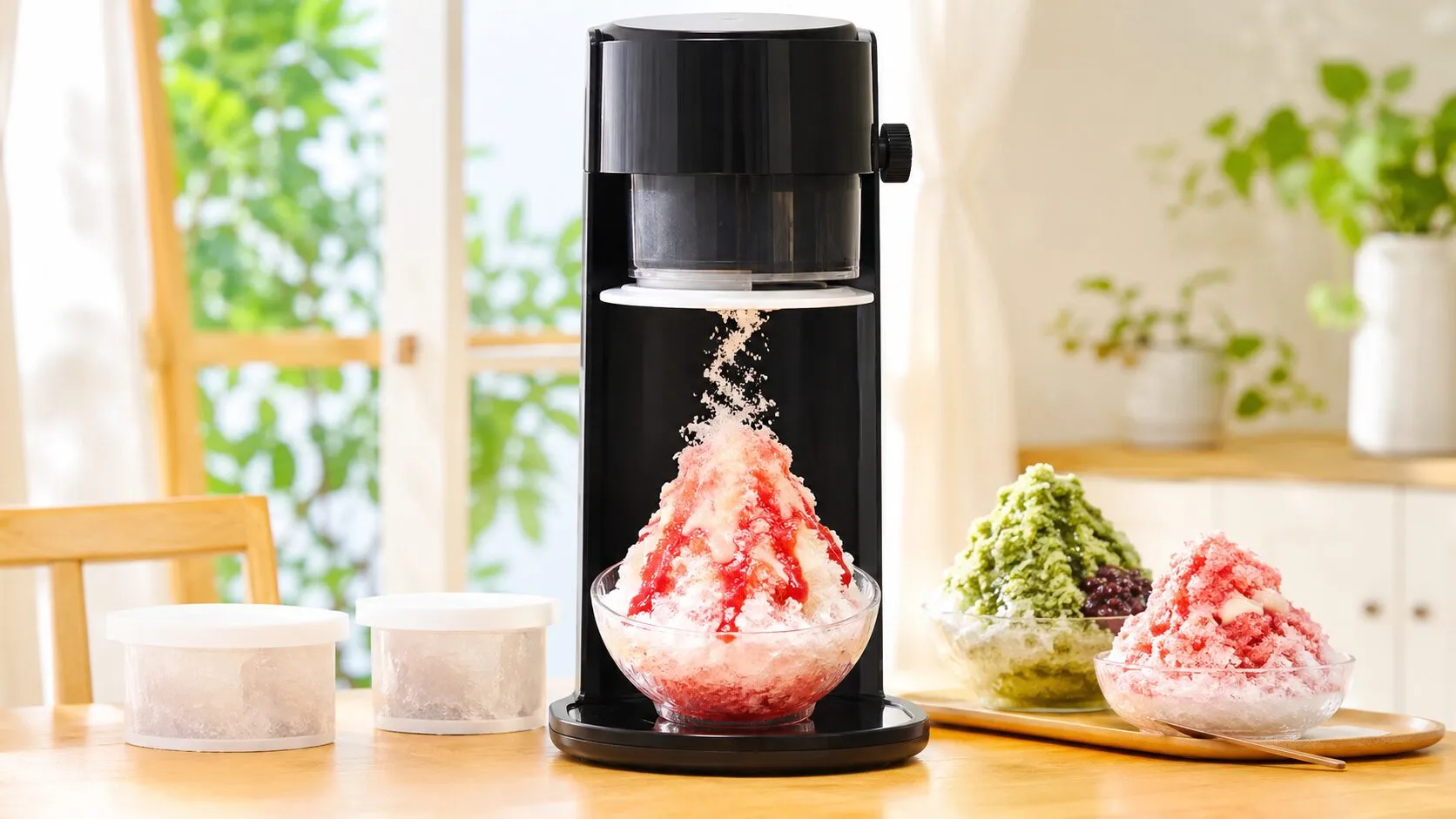 かき氷機でかき氷を作っている様子